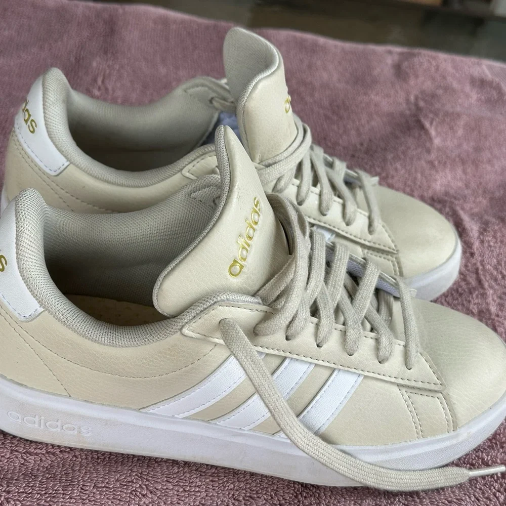Kids Adidas Grand Court Cream and White Sneakers - size 5 - Picture 3 of 5
